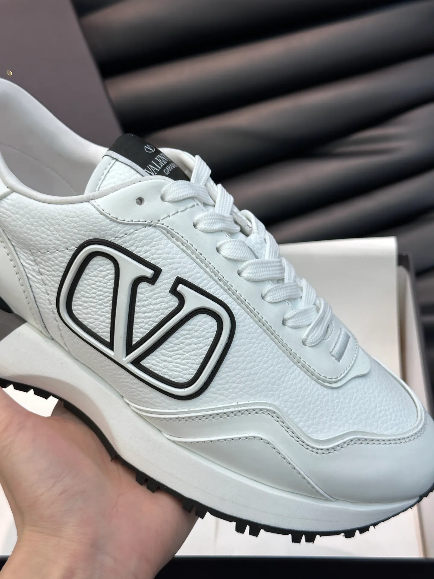 P540💰 Product trademark: VALENTINO "Valentino" Regular size: 38-44 [45 customized] Product material: Warren men's casual sports shoes, made of imported first-layer cowhide, with brand emblem on the tongue, rivet rubber outsole, non-slip, wear-resistant and shock-absorbing, cowhide lining foot pads, comfortable and breathable, with original box packaging equation bag!